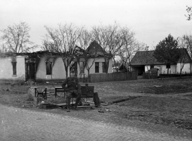 Kiégett ház Szerbiában- 1941 (Forrás: Fortepan/Martin Djemil)
